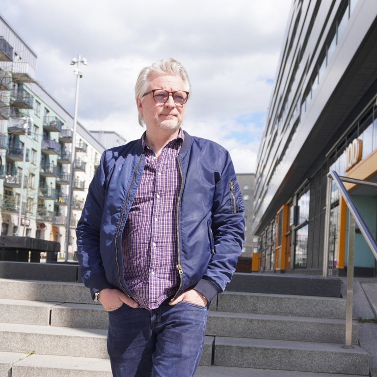 Tobias Falk utanför DSV