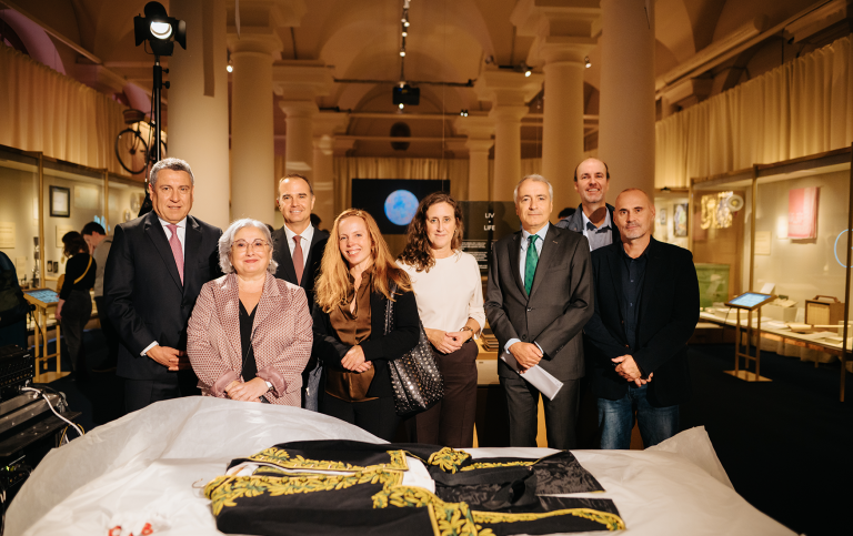 Object Donation Vargas Llosa 2025© Nobel Prize Outreach_Foto_Clément Morin.png