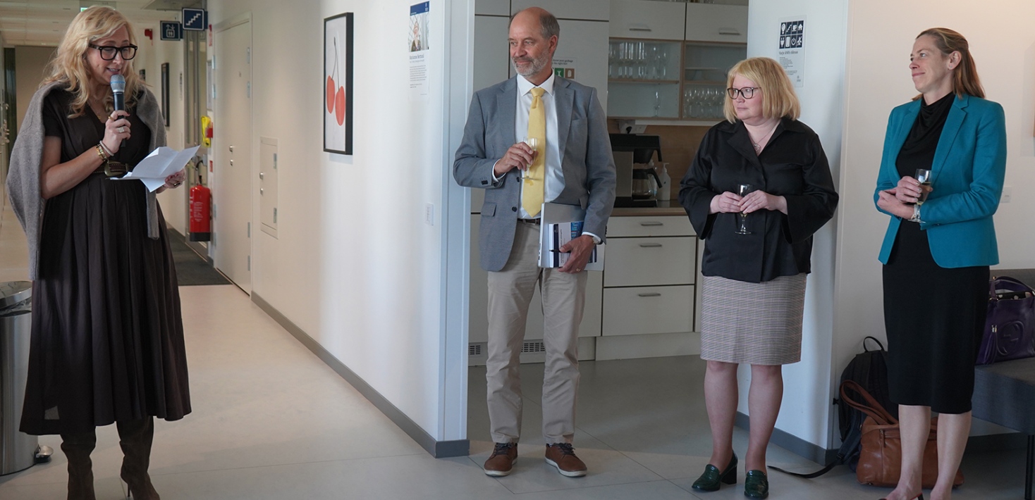 Doktor Annalena Glader håller tal för bl a betygsnämnden.