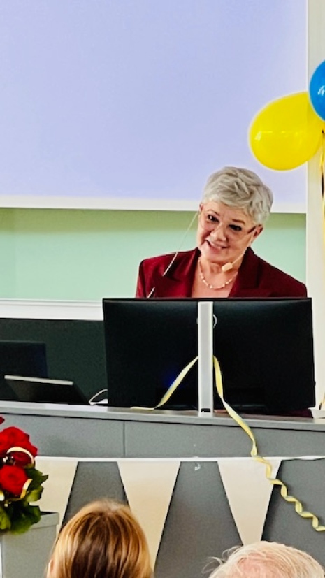 Indira Dimac håller tal.