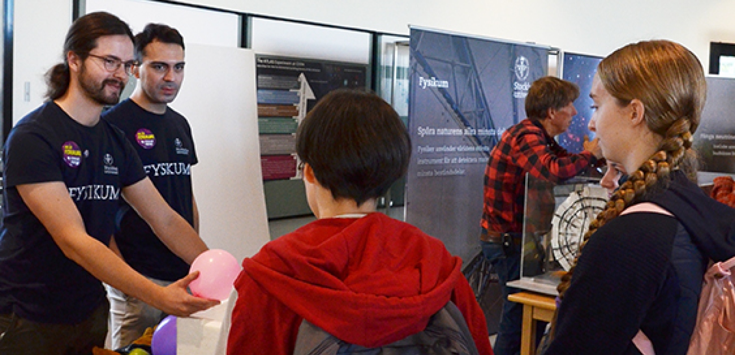 Doktorander från Fysikum visar fysikaliska experiment på FysikShow