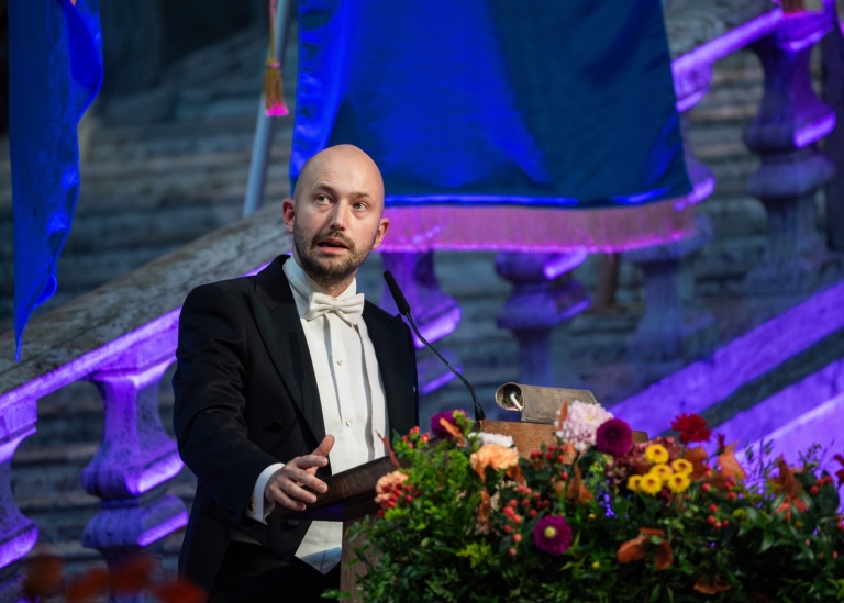 Dan Petersen i talarstolen vid trappan i Blå hallen