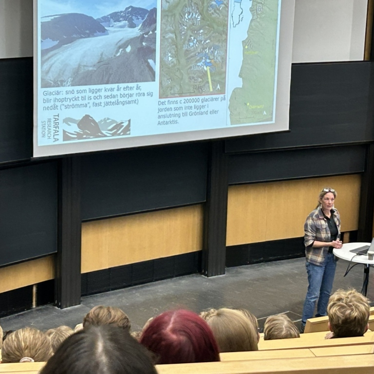 Nina Kirchner föreläser på ForskarFredag. Många elever i publiken.
