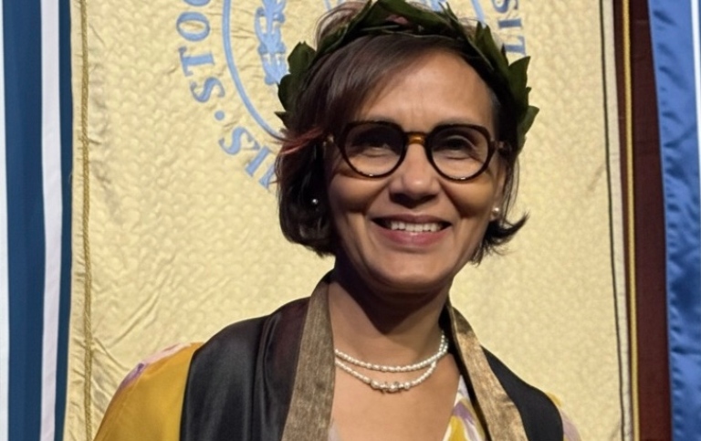 Gita Mishra AO efter att ha tagit emot sin hedersdoktorstitel vid Stockholms universitet.