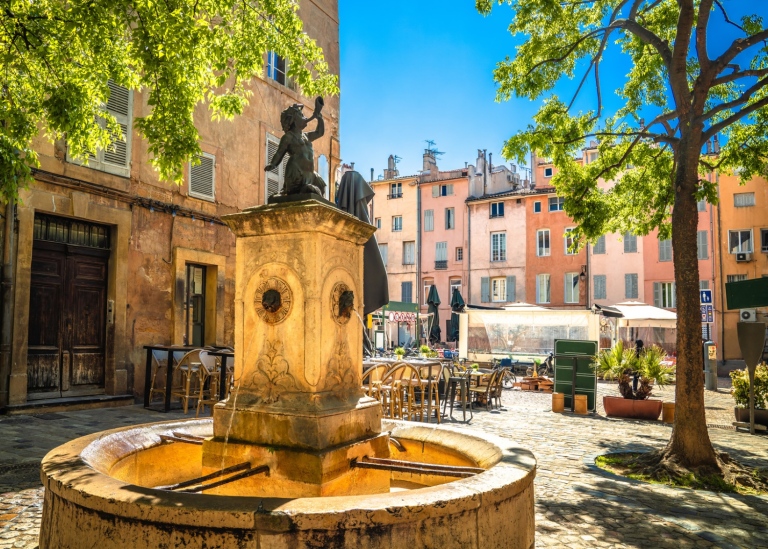 Fontän på litet torg i Aix-en-Provence.