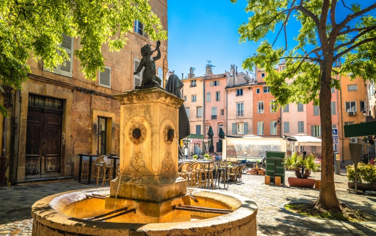 Fontän på litet torg i Aix-en-Provence.
