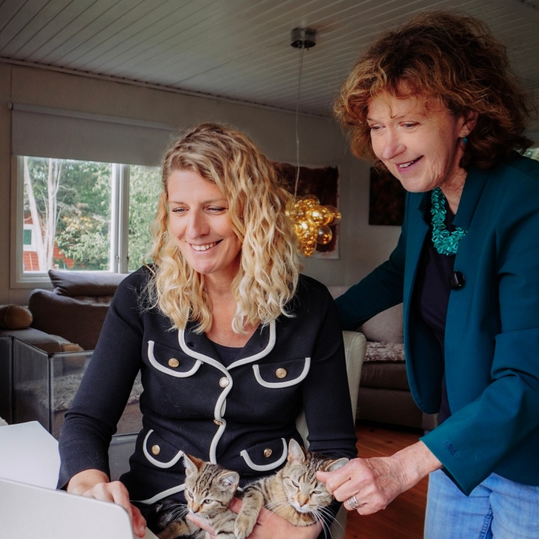 Linda Laikre och Helena Isolde Sundsgård framför datorn