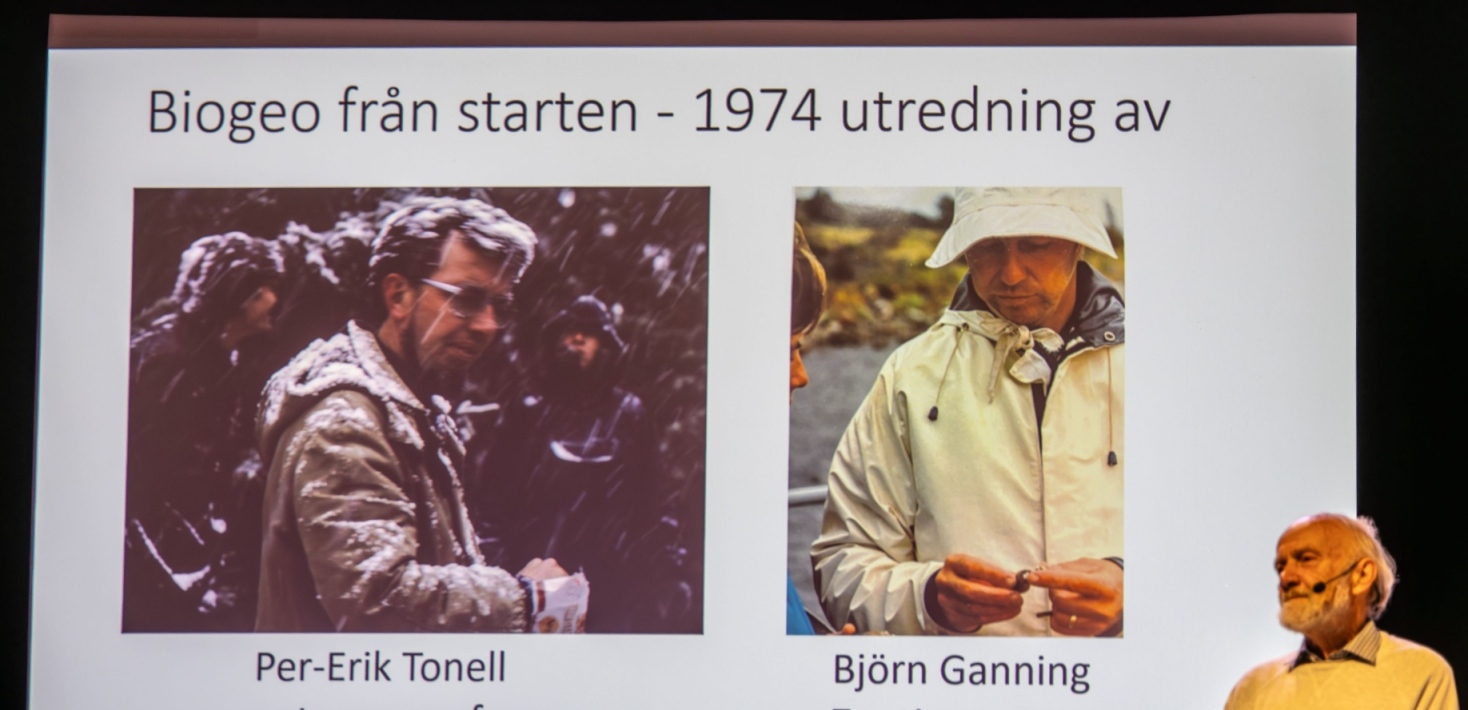 En man vid en talarstol