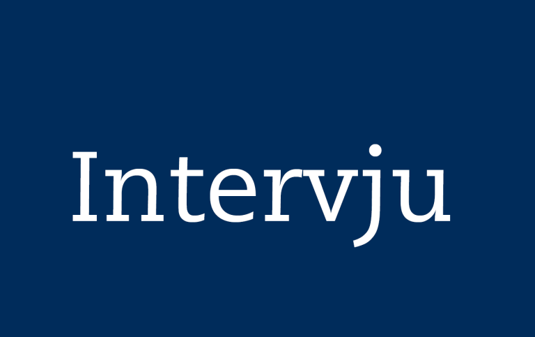 Vit text "intervju" på mörkblå bakgrund