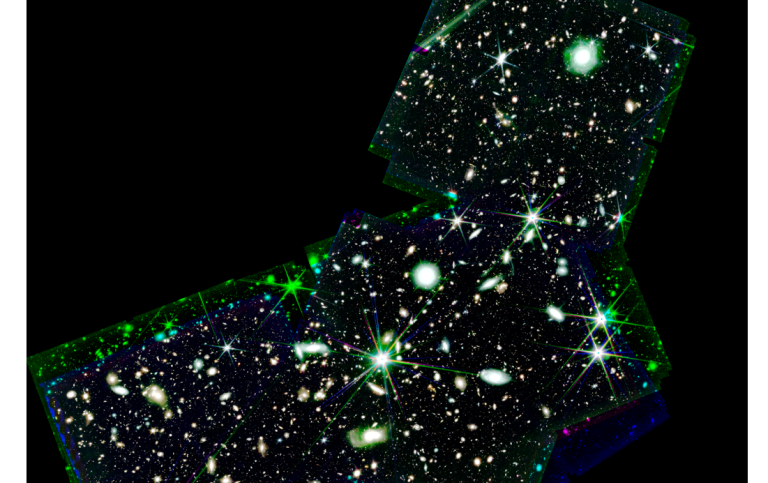 Färgkompositbild av data som använts i studien. I den här bilden har forskarna kombinerat data i tre olika fotografiska filter för att skapa en trefärgsbild. De olika färgkanalerna kommer från NIRCam-data i filter vid 3.6 (rött), 2.0 (grönt), och 1.5 (blått) mikrometer. Bilderna i de olika filtren täcker inte riktigt samma yta, vilket medför att kanterna ser blå och gröna ut. I bilden, som täcker en yta motsvarande 2% av en fullmåne, finns ungefär 100000 galaxer. Bild: ESA/Webb, NASA & CSA, Pablo Peréz-González. Färgbild av det observerade fältet.