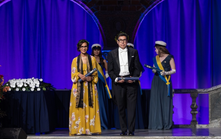 Philippe Aghion tillsammans med samhällsvetenskapliga fakultetens andra nya hedersdoktor Gita Mishra vid ceremonin i Stockholms stadshus 26 september 2025. Foto: Johanna Säll/Stockholms universitet Philippe Aghion tillsammans med samhällsvetenskapliga fakultetens andra nya hedersdoktor Gita Mishra