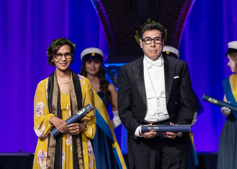 Philippe Aghion tillsammans med samhällsvetenskapliga fakultetens andra nya hedersdoktor Gita Mishra