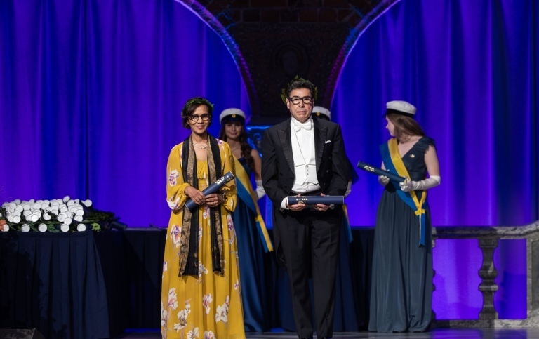 Philippe Aghion together with the Faculty of Social Sciences’ other new honorary doctor, Gita Mishra