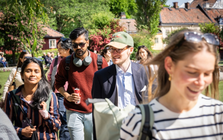 Studenter promenerar utomhus