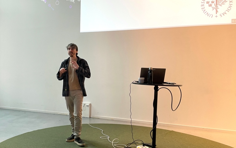 DSV-forskaren Nicolas Harrand talar på ett seminarium om cybersäkerhet.