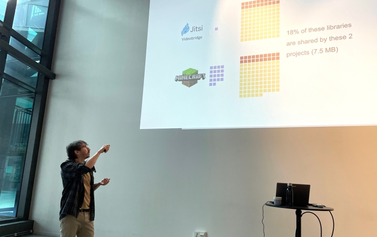 DSV-forskaren Nicolas Harrand visar att två olika företag kan dela en stor del av sin kod.