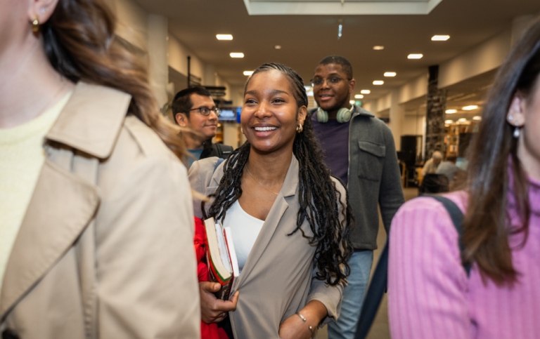 Glada studenter i biblioteket.