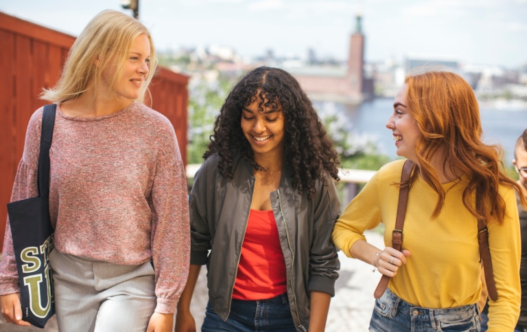 Tre studenter inne i Stockholm.