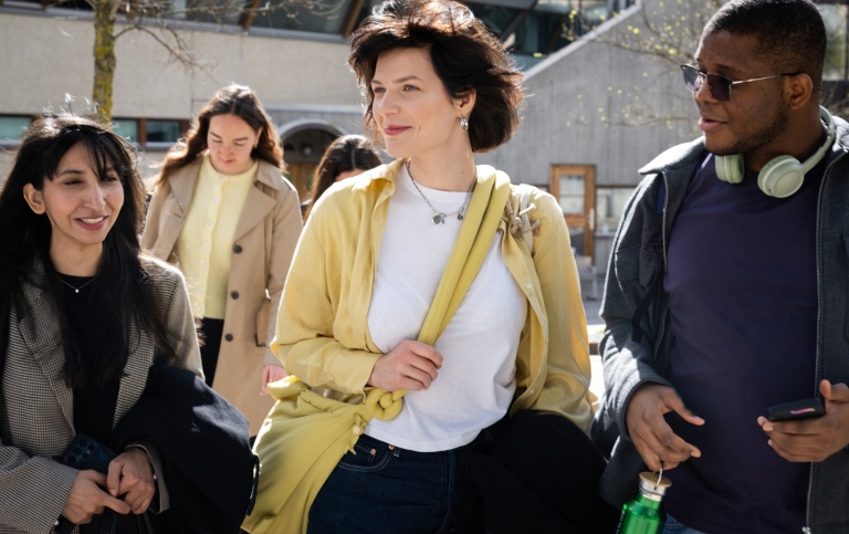 Studenter utanför Stockholms universitet.