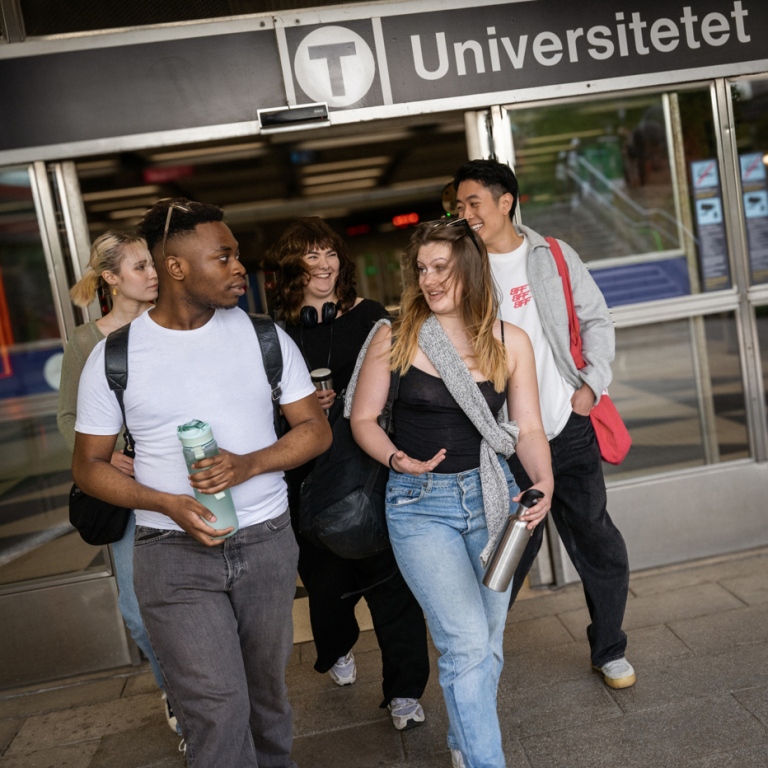 Studenter på väg ut från tunnelbanestationen Universitetet.