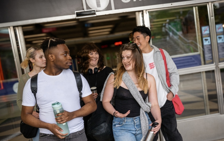 Studenter på väg ut från tunnelbanestationen Universitetet.