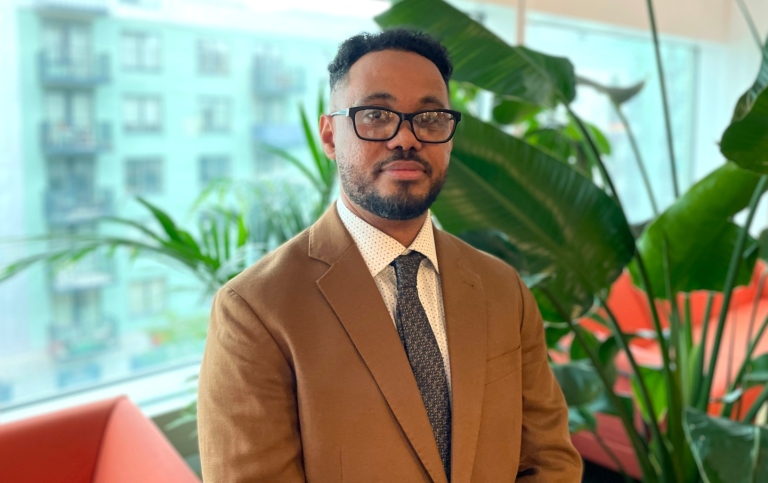 Porträttbild på Elias Seid som har disputerat på Institutionen för data- och systemvetenskap (DSV).