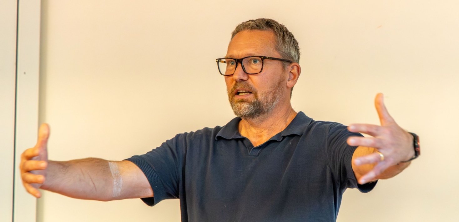 Martin har kort hår och glasögon