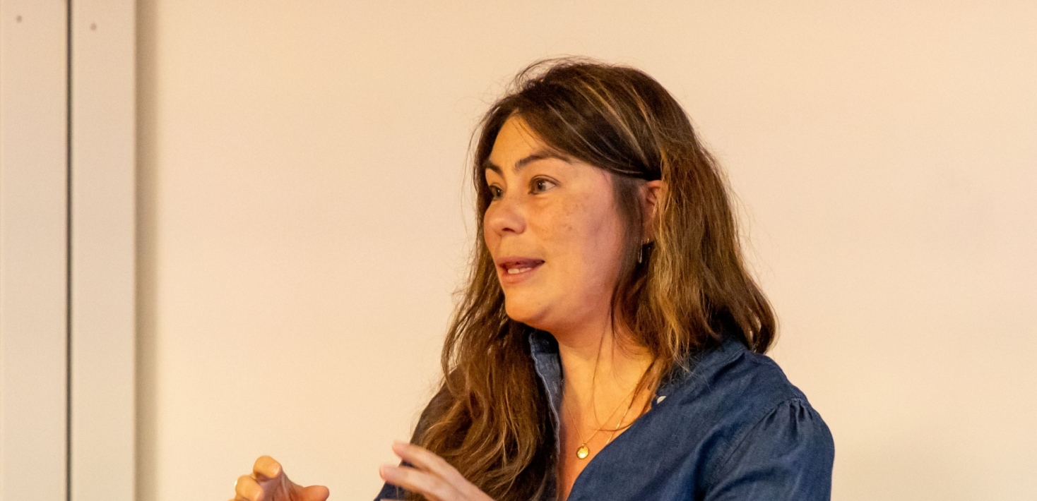 Sue-Li har long brown hair