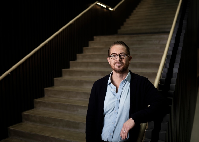 Mikael Rostila i en trappa på Campus Albano, Stockholms universitet.