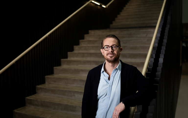 Mikael Rostila i en trappa på Campus Albano, Stockholms universitet.