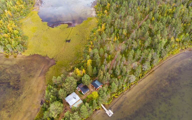 Rätten till ersättning vid rådighetsinskränkningar aktualiseras ofta i frågor om markanvändning, miljöskydd och bebyggelse. Foto: Nikolai Tsuguliev / Mostphotos