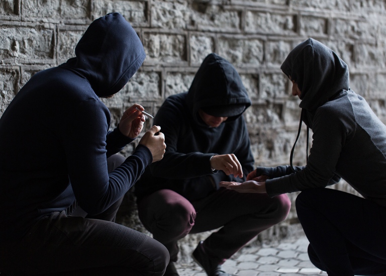 Närbild på ungdomar som använder droger utomhus