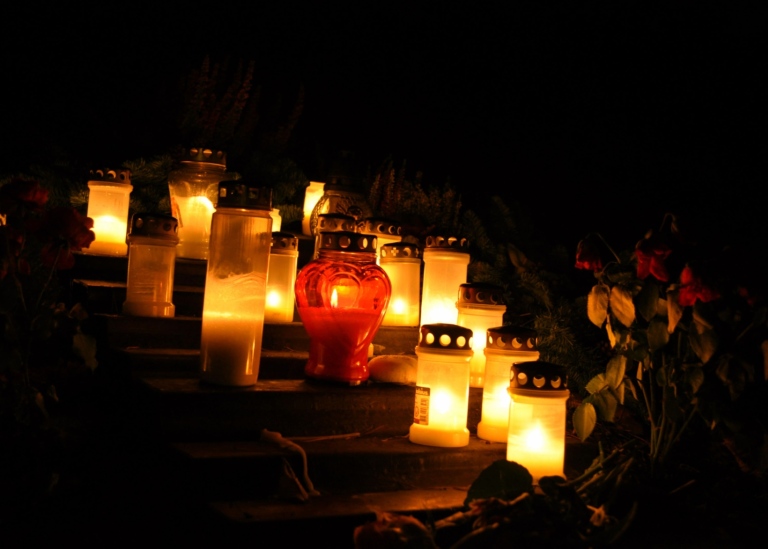 Tända ljus på kyrkogård