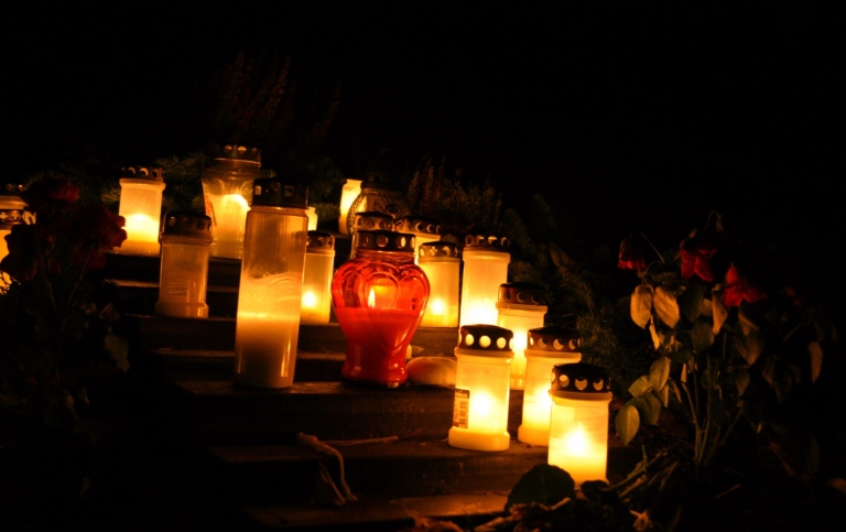 Foto: Blue Polarn/Mostphotos Tända ljus på kyrkogård