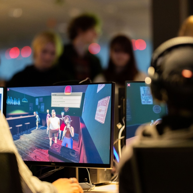 Studenter spelar datorspel. 