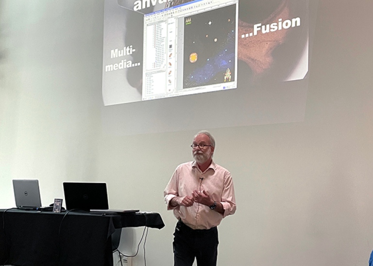 Mats Wiklund står framför en power-point-projektion.