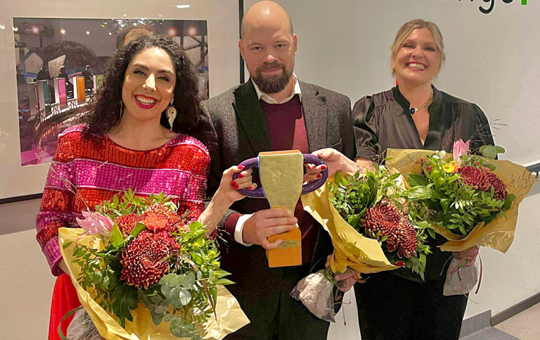 Negar Zarassi, Alexandra Herlitz och Axel Englund med pokalen.