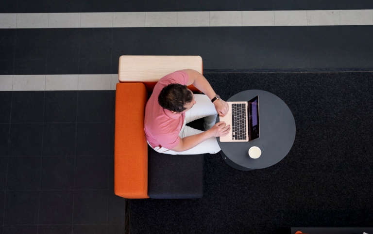 Student pluggar i korridoren i Södra huset.