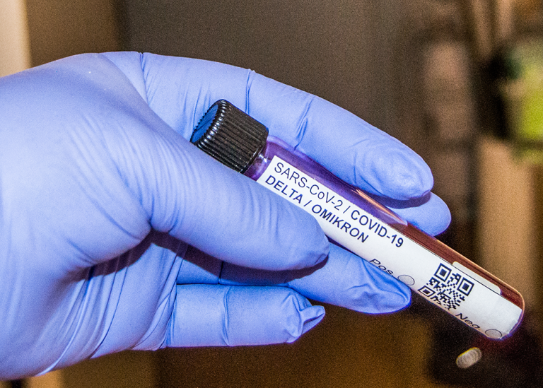 Hand som håller vaccindos