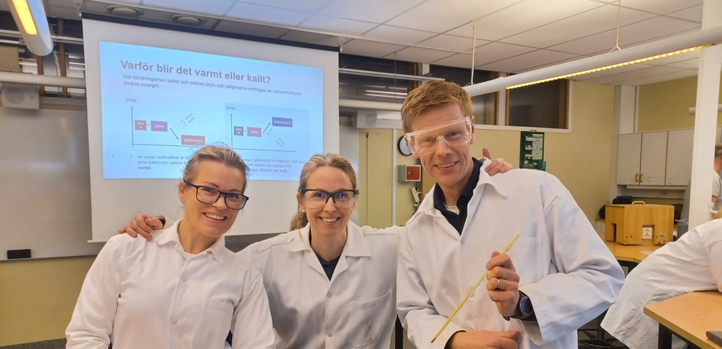 Tre glada lärare i labbrockar.