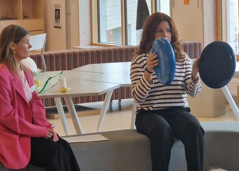 Doktorand Lovisa Jansson, Fysikum, och lärare Hanna Lindberg, Sjöviksskolan