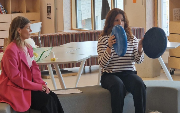 Doktorand Lovisa Jansson, Fysikum, och lärare Hanna Lindberg, Sjöviksskolan