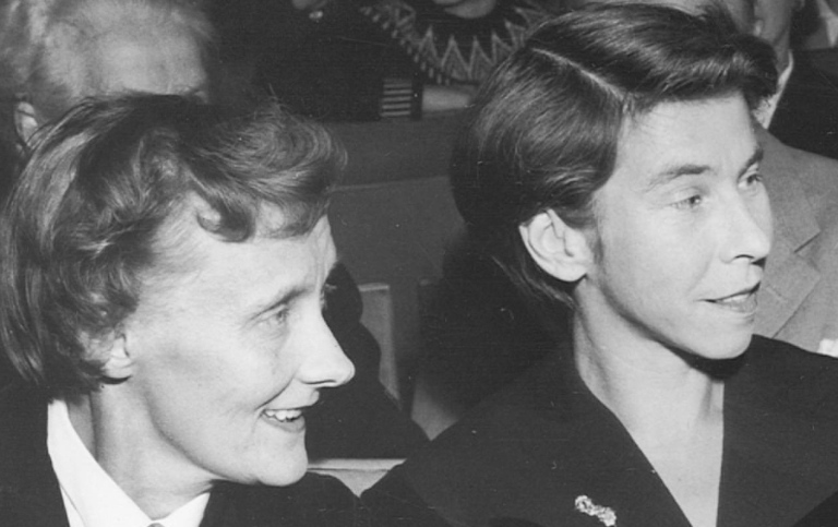 Svartvitt foto som föreställer Astrid Lindgren och Tove Jansson.
