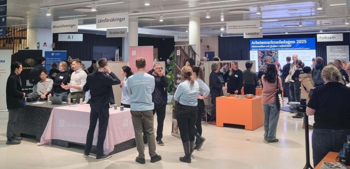 Ett tjugotal personer, besökare och utställare, som pratar i grupper.