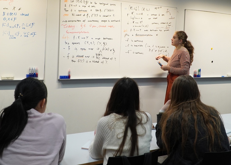 Benedetta inspires high school students visiting the House of Science to study mathematics.