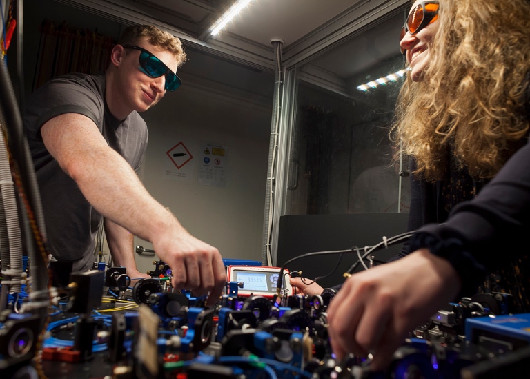 Doktorander i forskningslabbet på Fysikum. Foto: Jens Olof Lasthein