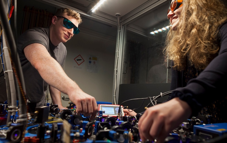 Doktorander i forskningslabbet på Fysikum. Foto: Jens Olof Lasthein