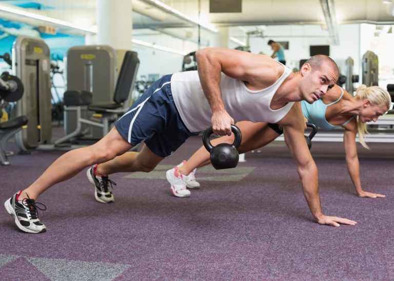 Foto på personer som tränar på ett gym.