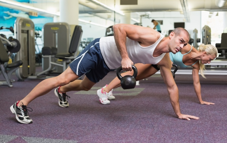Foto på personer som tränar på ett gym.