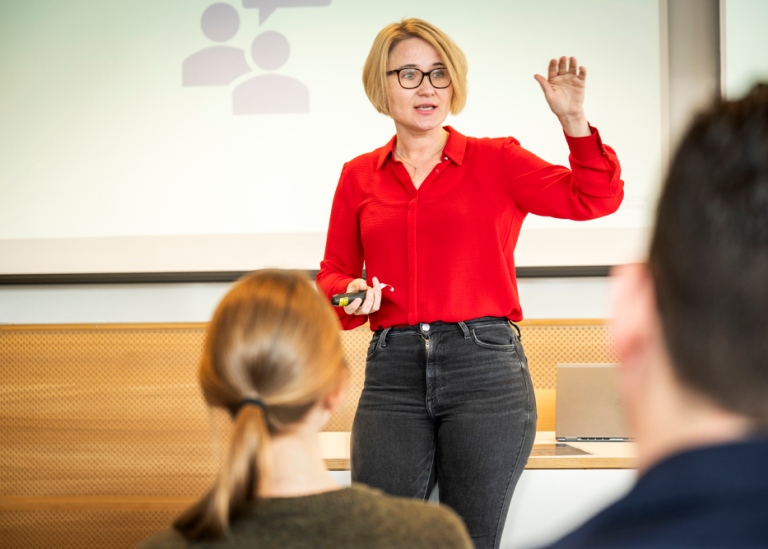 Lärare föreläser.